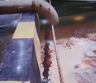 Thanh tra Bộ cũng yêu cầu Vedan trong vòng một tháng kể từ ngày nhận được quyết định xử phạt phải tháo gỡ toàn bộ hệ thống đường ống, cống ngầm, máy bơm và các thiết bị khác có liên quan đã dùng để xả chất thải lỏng từ khu vực sản xuất ra sông Thị Vải - Ảnh: Cục Cảnh sát môi trường